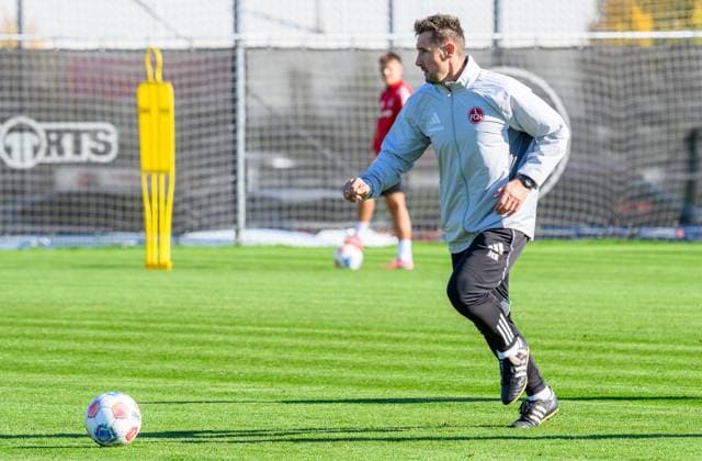 15 10 2025 Soccer 2 Soccer Bundesliga Season 2025 2026 1 FC Nürnberg Nuernberg FCN Club Training Sportfoto Zink xwoxzix Miroslav Miro Klose Coach 1 FC Nürnberg FCN Sprint with Matchball Ball