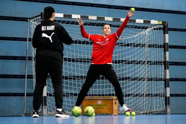Gummersbach Handball Women Germany Training from left Goalkeeping coach Jasmina Rebmann Jankovic Germany , Goalkeeper Katharina Filter Germany Gummersbach Schwalbe Arena Germany
