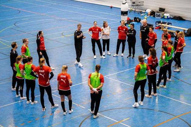 Gummersbach Handball Women Germany Training Coach Markus Gaugisch Germany with the team Gummersbach Schwalbe Arena Germany