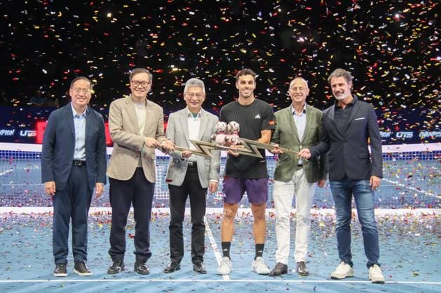 UTS Hong Kong 2025 Day 2 Francisco Cerundolo takes photo with guests after winning final match at Kai Tak Arena, Kai Tak Sports Park on October 15, 2025 in Hong Kong. (Photo by Gordon Choi TMHK via Nexpher Images)