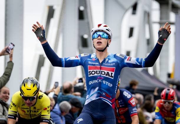 DORDRECHT - Tim Merlier (Soudal Quick-Step) wins the sprint ahead of Olav Kooij (Team Visma Lease a Bike) during the first stage of the Tour of Holland. For the first time in 21 years, a cycling race will be held on Dutch soil. ANP KOEN VAN WEEL xVIxANPxSportx xxANPxIVx 539267236 originalFilename: 539267236.jpg