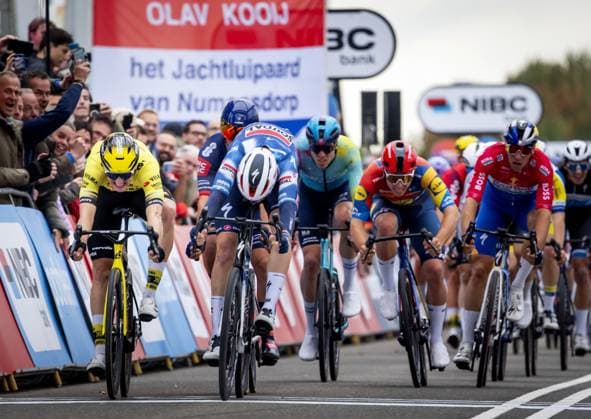DORDRECHT Tim Merlier (Soudal Quick-Step) wins the sprint ahead of Olav Kooij (Team Visma Lease a Bike) during the first stage of the Tour of Holland. For the first time in 21 years, a cycling race will be held on Dutch soil. ANP KOEN VAN WEEL xVIxANPxSportx xxANPxIVx 539267241 originalFilename: 539267241.jpg