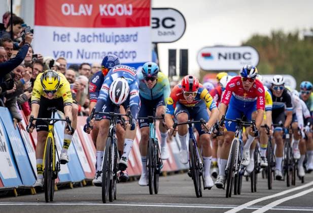 DORDRECHT - Tim Merlier (Soudal Quick-Step) wins the sprint ahead of Olav Kooij (Team Visma Lease a Bike) during the first stage of the Tour of Holland. For the first time in 21 years, a cycling race will be held on Dutch soil. ANP KOEN VAN WEEL xVIxANPxSportx xxANPxIVx 539267247 originalFilename: 539267247.jpg
