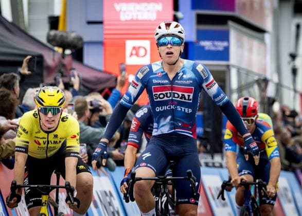 DORDRECHT Tim Merlier (Soudal Quick-Step) wins the sprint ahead of Olav Kooij (Team Visma Lease a Bike) during the first stage of the Tour of Holland. For the first time in 21 years, a cycling race will be held on Dutch soil. ANP KOEN VAN WEEL xVIxANPxSportx xxANPxIVx 539267727 originalFilename: 539267727.jpg