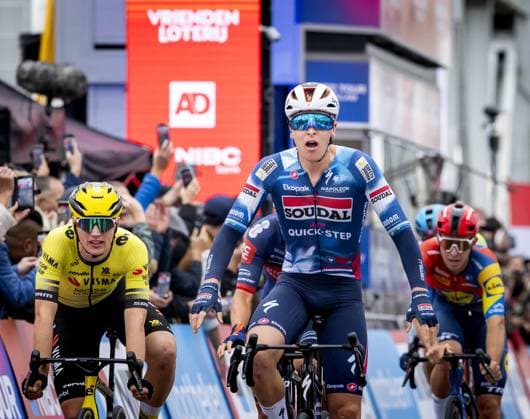 DORDRECHT Tim Merlier (Soudal Quick-Step) wins the sprint ahead of Olav Kooij (Team Visma Lease a Bike) during the first stage of the Tour of Holland. For the first time in 21 years, a cycling race will be held on Dutch soil. ANP KOEN VAN WEEL xVIxANPxSportx xxANPxIVx 539267732 originalFilename: 539267732.jpg