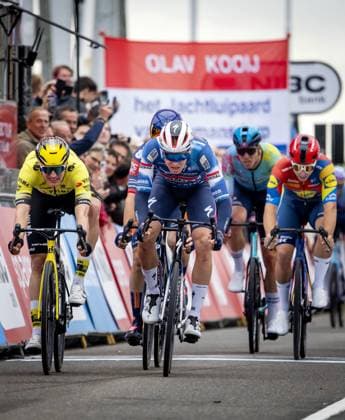 DORDRECHT Tim Merlier (Soudal Quick-Step) wins the sprint ahead of Olav Kooij (Team Visma Lease a Bike) during the first stage of the Tour of Holland. For the first time in 21 years, a cycling race will be held on Dutch soil. ANP KOEN VAN WEEL xVIxANPxSportx xxANPxIVx 539267975 originalFilename: 539267975.jpg