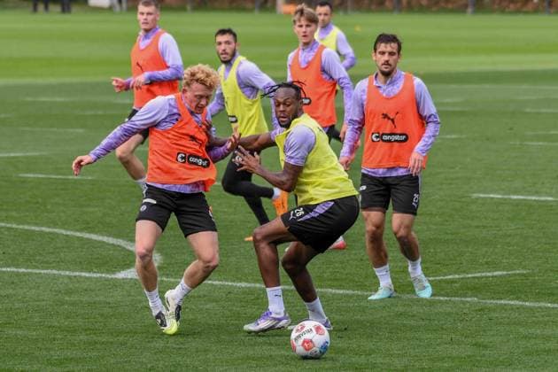 Marwin Schmitz Ricky Jade Jones Pauli on the ball Germany , Hamburg , Training ground at Kollaustrasse , Football , 1 Bundesliga , Training of FC St Pauli