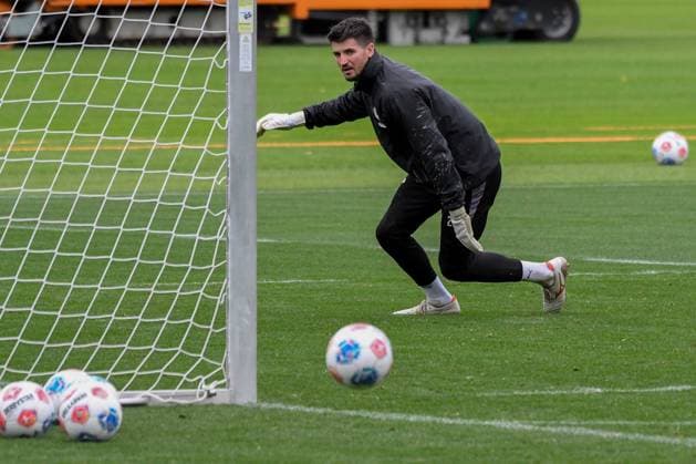 Nikola Vasilj Pauli looks after the ball Germany , Hamburg , Training ground at Kollaustrasse , Football , 1 Bundesliga , Training of FC St Pauli