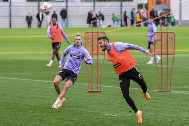 Mathias Pereira Lage Pauli am Ball Header Germany , Hamburg , Training ground at Kollaustrasse , Football , 1 Bundesliga , Training of FC St Pauli