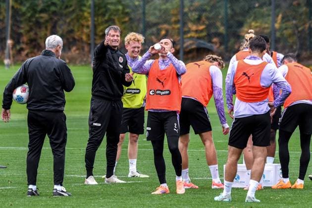 Coach Alexander Blessin gives instructions to Team Pauli Germany , Hamburg , Training ground at Kollaustrasse , Football , 1 Bundesliga , Training of FC St Pauli