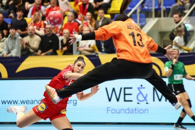 HANDBALL - EHF EURO Quali, AUT vs ISR MARIA ENZERSDORF,AUSTRIA,15.OCT.25 - HANDBALL - EHF Women s European Championship, EM, Europameisterschaft qualification, OEHB international match, Länderspiel, Nationalmannschaft Austria vs Israel. Image shows Eleonora Stankovic (AUT) and Gaya Noy Ben Zikry (ISR).  GEPAxpictures xArminxRauthner