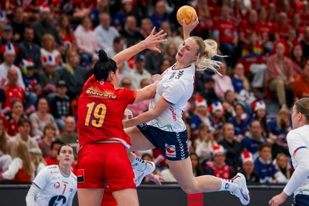 Handball, EHF EURO Cup Norway Romania Larvik 20251015 Norway s Henny Ella Reistad against Romania s Maryia Skrobic during the handball match in the EHF EURO Cup between Norway and Romania in Jotron Arena Photo Trond R Teigen NTB Larvik Norway EDITORIAL USE ONLY RESTRICTED USE FOR BETTING COMPANIES  Copyright: xTrondxR.xTeigenx xNTBx