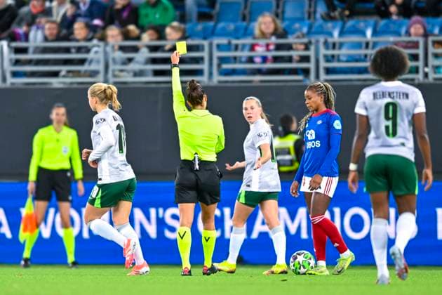 Football Women s Champions League, 2nd round Valerenga Wolfsburg Oslo 20251015 Wolfsburg s Janou Levels receives a yellow card during the Champions League football match between Valerenga and Wolfsburg at Intility Arena Photo Annika Byrde NTB Oslo Norway EDITORIAL USE ONLY RESTRICTED USE FOR BETTING COMPANIES  Copyright: xAnnikaxByrdex xNTBx