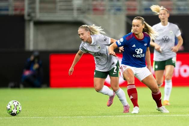 Football Women s Champions League, 2nd round Valerenga Wolfsburg Oslo 20251015 Wolfsburg s Thea Bjelde duels with Valerenga s Selma Pettersen during the Champions League football match between Valerenga and Wolfsburg at Intility Arena Photo Annika Byrde NTB Oslo Norway EDITORIAL USE ONLY RESTRICTED USE FOR BETTING COMPANIES  Copyright: xAnnikaxByrdex xNTBx