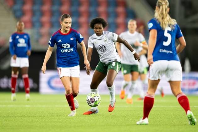 Football Women s Champions League, 2nd round Valerenga Wolfsburg Oslo 20251015 Valerenga s Naina Inauen duels with Wolfsburg s Lineth Beerensteyn during the Champions League football match between Valerenga and Wolfsburg at Intility Arena Photo Annika Byrde NTB Oslo Norway EDITORIAL USE ONLY RESTRICTED USE FOR BETTING COMPANIES  Copyright: xAnnikaxByrdex xNTBx