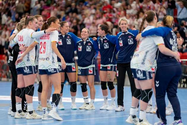 Handball, EHF EURO Cup Norway Romania Larvik 20251015 Norway celebrates the 29 27 victory in the handball match in the EHF EURO Cup between Norway and Romania in Jotron Arena The photo was taken on behalf of the Norwegian Handball Association, but can be used by editorial clients of NTB Photo Fredrik Varfjell NTB Larvik Norway EDITORIAL USE ONLY RESTRICTED USE FOR BETTING COMPANIES  Copyright: xFredrikxVarfjellx xNTBx
