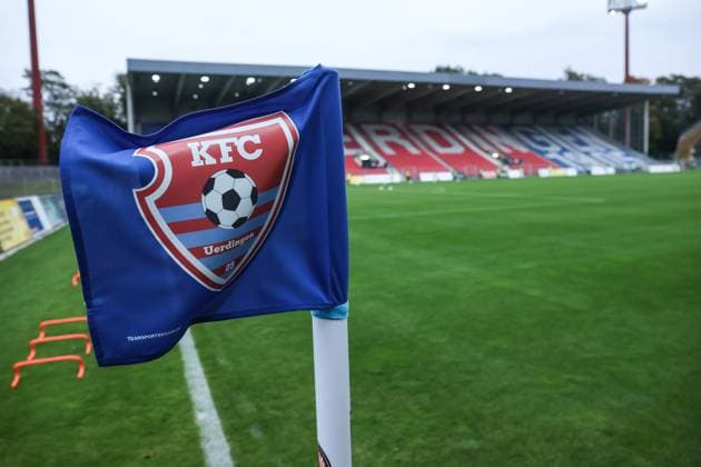Sport, Football, FVN Niederrheinpokal Season 2025 2026 Round of 16 KFC Uerdingen MSV Duisburg 15 10 2025, Grotenburg Stadion The stadium before the game Corner flag with the logo of KFC Uerdingen Krefeld Grotenburg Stadion North Rhine-Westphalia Germany