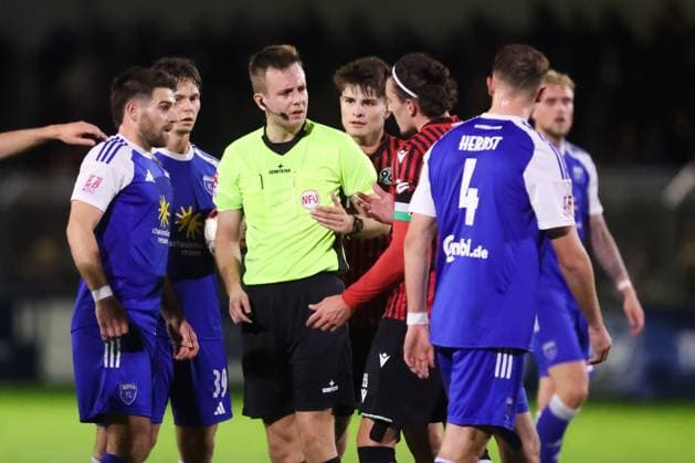 15 10 2025, Football, Men, Regionalliga Nord, Matchday 8, BSV Kickers Emden Hannover 96 II Referee Tom Holsten discusses with players