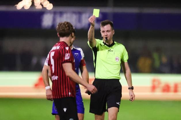15 10 2025, Football, Men, Regionalliga Nord, Matchday 8, BSV Kickers Emden Hannover 96 II Referee Tom Holsten shows Lukas Dominke 5 Hannover 96 II the yellow card