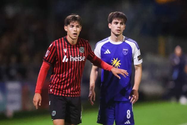 15 10 2025, Football, Men, Regionalliga Nord, Matchday 8, BSV Kickers Emden Hannover 96 II Mika Eickhoff blue 8 BSV Kickers Emden and Rafael Martins Marques 25 Hannover 96 II