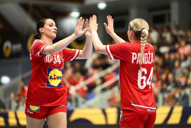 HANDBALL - EHF EURO Quali, AUT vs ISR MARIA ENZERSDORF,AUSTRIA,15.OCT.25 - HANDBALL - EHF Women s European Championship, EM, Europameisterschaft qualification, OEHB international match, Länderspiel, Nationalmannschaft Austria vs Israel. Image shows the rejoicing of Santina Sabatnig and Ana Panzda (AUT).  GEPAxpictures xArminxRauthner