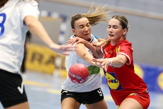HANDBALL - EHF EURO Quali, AUT vs ISR MARIA ENZERSDORF,AUSTRIA,15.OCT.25 - HANDBALL - EHF Women s European Championship, EM, Europameisterschaft qualification, OEHB international match, Länderspiel, Nationalmannschaft Austria vs Israel. Image shows Keren Katrin Teplitsky (ISR) and Ana Panzda (AUT).  GEPAxpictures xArminxRauthner