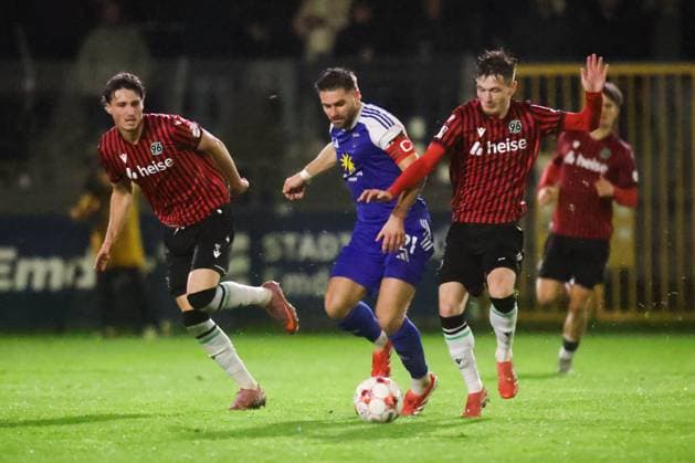 15 10 2025, Football, Men, Regionalliga Nord, Matchday 8, BSV Kickers Emden Hannover 96 II Tido Steffens blue 21 BSV Kickers Emden in a duel with Ilias Ebnoutalib left 4 Hannover 96 II and Keanu Brandt 10 Hannover 96 II