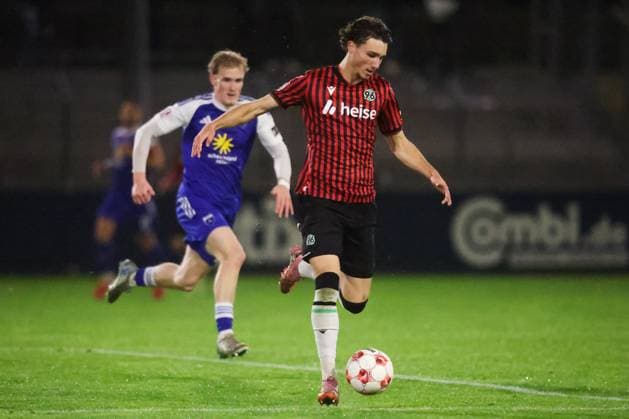 15 10 2025, Football, Men, Regionalliga Nord, Matchday 8, BSV Kickers Emden Hannover 96 II Ilias Ebnoutalib 4 Hannover 96 II in duel with Theo Schröder blue 19 BSV Kickers Emden