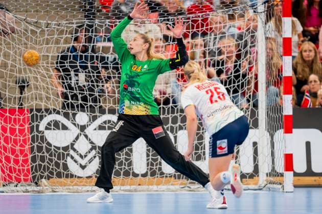 Handball, EHF EURO Cup Norway Romania Larvik 20251015 Norway s Henny Ella Reistad scores on Romania s goalkeeper Elena Serban during the handball match in the EHF EURO Cup between Norway and Romania in Jotron Arena Photo taken on behalf of the Norwegian Handball Association Photo Fredrik Varfjell NTB Larvik Norway EDITORIAL USE ONLY RESTRICTED USE FOR BETTING COMPANIES  Copyright: xFredrikxVarfjellx xNTBx