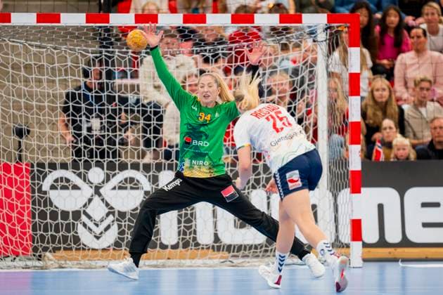 Handball, EHF EURO Cup Norway Romania Larvik 20251015 Norway s Henny Ella Reistad scores on Romania s goalkeeper Elena Serban during the handball match in the EHF EURO Cup between Norway and Romania in Jotron Arena Photo taken on behalf of the Norwegian Handball Association Photo Fredrik Varfjell NTB Larvik Norway EDITORIAL USE ONLY RESTRICTED USE FOR BETTING COMPANIES  Copyright: xFredrikxVarfjellx xNTBx