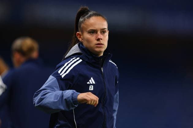 London, England, 15th October 2025. Maelle Garbino of Paris FC Feminines warms up during the Chelsea Women vs Paris FC UEFA Womens Champions League match at Stamford Bridge, London. Picture credit should read: Paul Terry Sportimage EDITORIAL USE ONLY. No use with unauthorised audio, video, data, fixture lists, club league logos or live services. Online in-match use limited to 120 images, no video emulation. No use in betting, games or single club league player publications. SPI_004_PT_Chelsea_W_Paris_W SPI-4216-0004