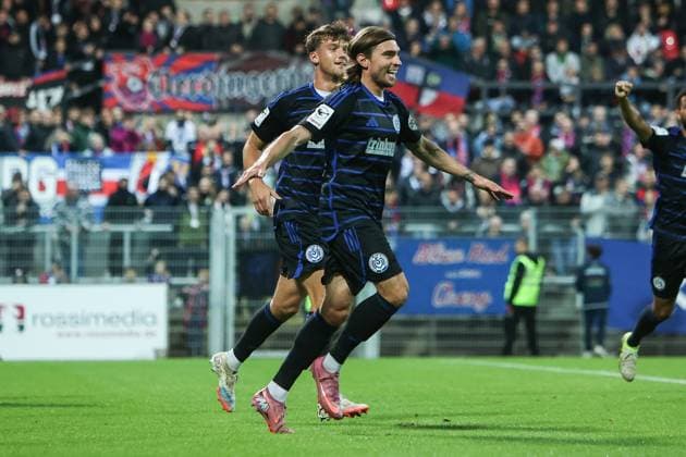 Sport, Football, FVN Niederrheinpokal Season 2025 2026 Round of 16 KFC Uerdingen MSV Duisburg 15 10 2025, Grotenburg Stadium Goal celebration MSV Duisburg after the goal to 1 0 by Joshua Bitter MSV Duisburg, 29 the players are happy Krefeld Grotenburg Stadium North Rhine-Westphalia Germany