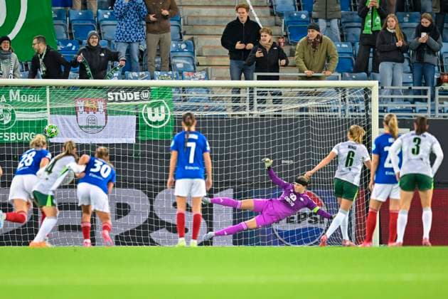Football Women s Champions League, 2nd round Valerenga Wolfsburg Oslo 20251015 Wolfsburg s Janina Minge scores the 1 2 goal from a penalty 7 minutes into overtime during the Champions League football match between Valerenga and Wolfsburg at Intility arena in Oslo, Norway on Wednesday Photo Annika Byrde NTB Oslo Norway EDITORIAL USE ONLY RESTRICTED USE FOR BETTING COMPANIES  Copyright: xAnnikaxByrdex xNTBx