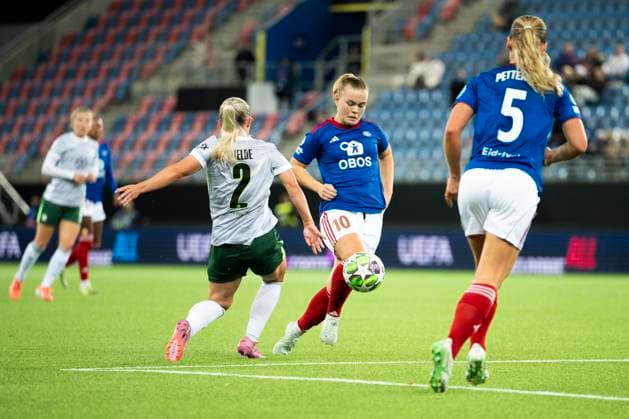 Football Women s Champions League, 2nd round Valerenga Wolfsburg Oslo 20251015 Wolfsburg s Thea Bjelde duels with Valerenga s Olaug Tvedten during the Champions League football match between Valerenga and Wolfsburg at Intility Arena Photo Annika Byrde NTB Oslo Norway EDITORIAL USE ONLY RESTRICTED USE FOR BETTING COMPANIES  Copyright: xAnnikaxByrdex xNTBx