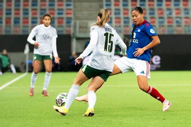 Football Women s Champions League, 2nd round Valerenga Wolfsburg Oslo 20251015 Wolfsburg s Janou Levels duels with Valerenga s Linn Tennebo during the Champions League football match between Valerenga and Wolfsburg at Intility Arena Photo Annika Byrde NTB Oslo Norway EDITORIAL USE ONLY RESTRICTED USE FOR BETTING COMPANIES  Copyright: xAnnikaxByrdex xNTBx