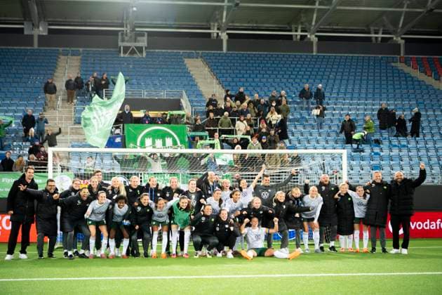 Football Women s Champions League, 2nd round Valerenga Wolfsburg Oslo 20251015 Wolfsburg cheers with supporters after the Champions League football match between Valerenga and Wolfsburg at Intility arena Photo Annika Byrde NTB Oslo Norway EDITORIAL USE ONLY RESTRICTED USE FOR BETTING COMPANIES  Copyright: xAnnikaxByrdex xNTBx