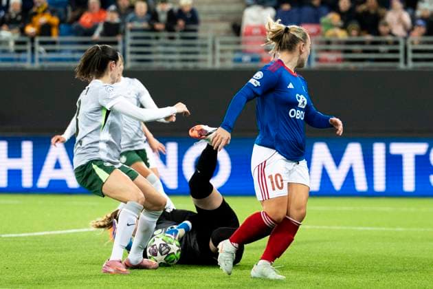Football Women s Champions League, 2nd round Valerenga Wolfsburg Oslo 20251015 Wolfsburg s goalkeeper Stina Johannes in a duel with Valerenga s Olaug Tvedten during the Champions League football match between Valerenga and Wolfsburg at Intility Arena Photo Annika Byrde NTB Oslo Norway EDITORIAL USE ONLY RESTRICTED USE FOR BETTING COMPANIES  Copyright: xAnnikaxByrdex xNTBx