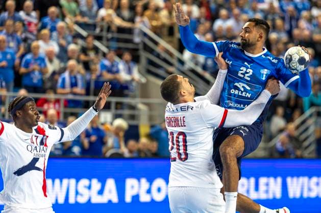 EHF Champions League - Orlen Wisla Plock v Paris Saint-Germain Melvyn Richardson (R) and Mathieu Grebille during the match EHF Champions League Men match between Orlen Wisla Plock and Paris Saint-Germain in Plock, Poland on October 15, 2025.NO SALES POLAND Plock Poland  Copyright: xAndrzejxIwanczukx originalFilename:iwanczuk-ehfchamp251015_np3so.jpg