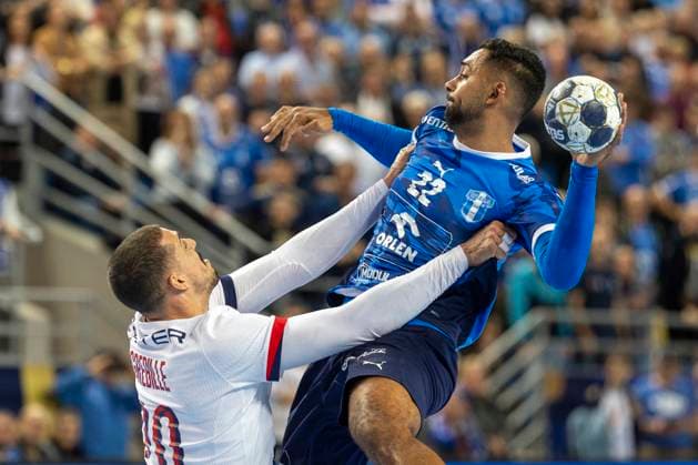 EHF Champions League - Orlen Wisla Plock v Paris Saint-Germain Melvyn Richardson (R) and Mathieu Grebille during the match EHF Champions League Men match between Orlen Wisla Plock and Paris Saint-Germain in Plock, Poland on October 15, 2025.NO SALES POLAND Plock Poland  Copyright: xAndrzejxIwanczukx originalFilename:iwanczuk-ehfchamp251015_npQiW.jpg
