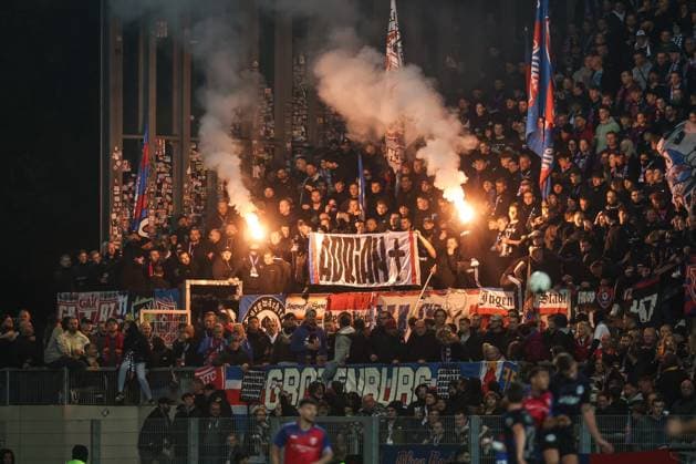 Sport, Football, FVN Niederrheinpokal Season 2025 2026 Round of 16 KFC Uerdingen MSV Duisburg 15 10 2025, Grotenburg Stadium Fans KFC Uerdingen ignite pyro Krefeld Grotenburg Stadium North Rhine-Westphalia Germany