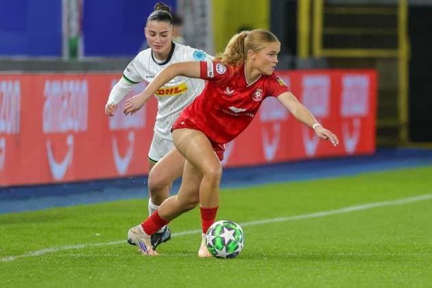 251015 UWCL OH Leuven vs FC Twente Ioanna Papatheodorou (11) of OH Leuven and Sophie Proost (19) of FC Twente pictured during the soccer match between OH Leuven (BEL) and FC Twente (NED), 2025-2026 season of UEFA Women s Champions League , on Wednesday 15 October 2025 in LEUVEN , Belgium . PHOTO SPORTPIX Sevil Oktem LEUVEN DEN DREEF Vlaams-Brabant Belgium  Copyright: xSportpix.bex xSevilxOktemxSevilxOktemx