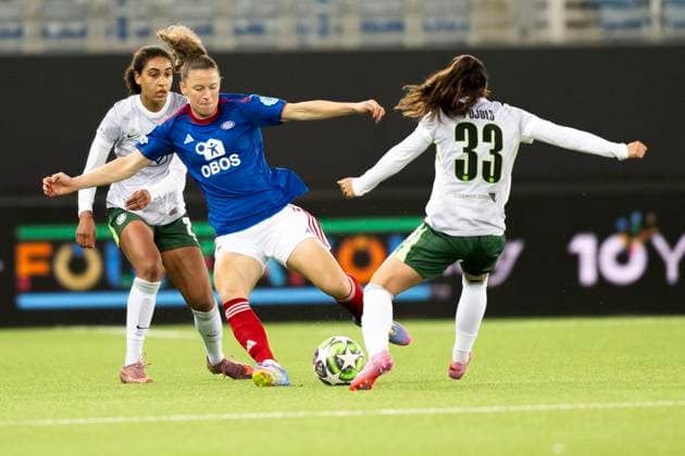 Football Women s Champions League, 2nd round Valerenga Wolfsburg Oslo 20251015 Valerenga s Synne Skinnes Hansen duels with Wolfsburg s Judit Pujols during the Champions League football match between Valerenga and Wolfsburg at Intility Arena Photo Annika Byrde NTB Oslo Norway EDITORIAL USE ONLY RESTRICTED USE FOR BETTING COMPANIES  Copyright: xAnnikaxByrdex xNTBx