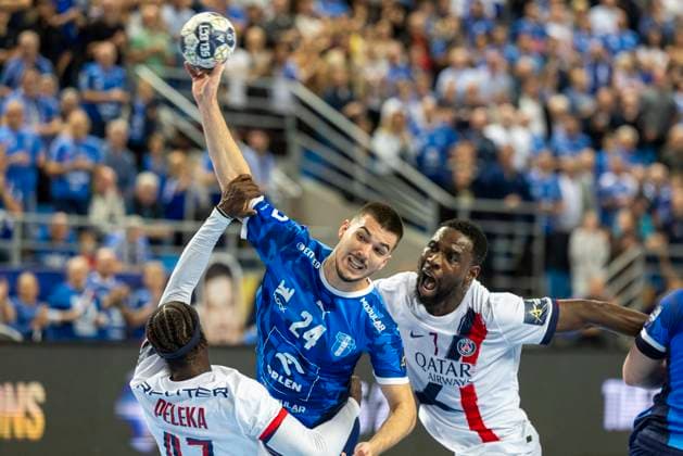 EHF Champions League - Orlen Wisla Plock v Paris Saint-Germain Gergo Fazekas and Karl Konan during the match EHF Champions League Men match between Orlen Wisla Plock and Paris Saint-Germain in Plock, Poland on October 15, 2025.NO SALES POLAND Plock Poland  Copyright: xAndrzejxIwanczukx originalFilename:iwanczuk-ehfchamp251015_npSYj.jpg