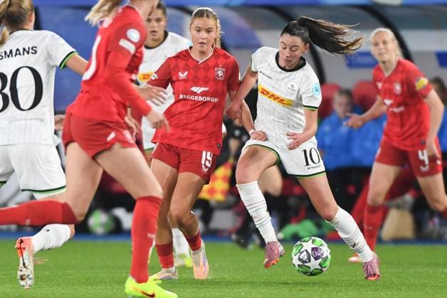Twente s Sophie Proost and OHL Women s Aurelie Reynders pictured in action during a soccer match between Oud-Heverlee Leuven Women and Dutch FC Twente Vrouwen, Wednesday 15 October 2025 in Leuven, the second game in the league phase of the UEFA Women s Champions League competition. JILLxDELSAUX  x136902539x