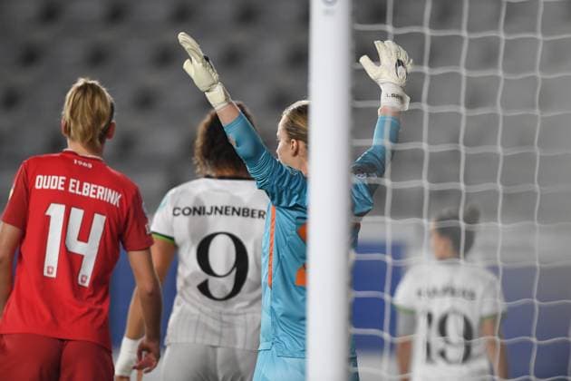 OHL Women s goalkeeper Lowiese Seynhaeve pictured during a soccer match between Oud-Heverlee Leuven Women and Dutch FC Twente Vrouwen, Wednesday 15 October 2025 in Leuven, the second game in the league phase of the UEFA Women s Champions League competition. JILLxDELSAUX  x136902669x