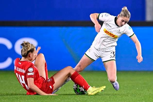 OH Leuven v FC Twente - UEFA Women s Champions League LEUVEN, BELGIUM - OCTOBER 15 : Oude Elberink Eva forward of Twente and Everaerts Kim defender of OH Leuven during the UEFA Women s Champions League 2025 26 League Phase MD2 match between OH Leuven and Twente on October 15, 2025 in Leuven, Belgium, 15 10 2025 Leuven Belgium  Copyright: xTomasxSiskx