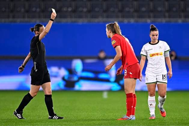 OH Leuven v FC Twente - UEFA Women s Champions League LEUVEN, BELGIUM - OCTOBER 15 : Knol Anna defender of Twente receiving a yellow card from referee Ivana Projkovska during the UEFA Women s Champions League 2025 26 League Phase MD2 match between OH Leuven and Twente on October 15, 2025 in Leuven, Belgium, 15 10 2025 Leuven Belgium  Copyright: xTomasxSiskx