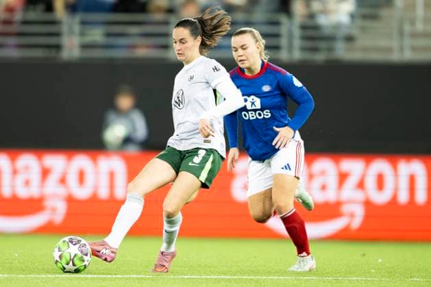 Football Women s Champions League, 2nd round Valerenga Wolfsburg Oslo 20251015 Wolfsburg s Caitlin Dijkstra duels with Valerenga s Olaug Tvedten during the Champions League football match between Valerenga and Wolfsburg at Intility Arena Photo Annika Byrde NTB Oslo Norway EDITORIAL USE ONLY RESTRICTED USE FOR BETTING COMPANIES  Copyright: xAnnikaxByrdex xNTBx