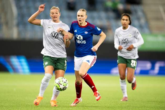 Football Women s Champions League, 2nd round Valerenga Wolfsburg Oslo 20251015 Wolfsburg s Alexandra Popp duels with Valerenga s Karina Saevik during the Champions League football match between Valerenga and Wolfsburg at Intility Arena Photo Annika Byrde NTB Oslo Norway EDITORIAL USE ONLY RESTRICTED USE FOR BETTING COMPANIES  Copyright: xAnnikaxByrdex xNTBx