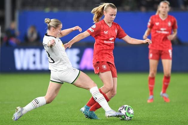 OHL Women s Kim Everaerts and Twente s Leonie Vliek pictured in action during a soccer match between Oud-Heverlee Leuven Women and Dutch FC Twente Vrouwen, Wednesday 15 October 2025 in Leuven, the second game in the league phase of the UEFA Women s Champions League competition. JILLxDELSAUX  x136903211x